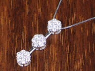 K18WGフラワーモチーフスリーストーンダイヤモンドペンダントネックレス 0.60ct