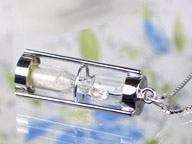 K18WG砂時計型ダイヤモンドペンネックレス 0.152ct