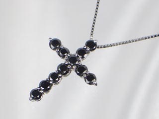 K18WGブラックダイヤモンドクロスペンダントネックレス (1.13ct)