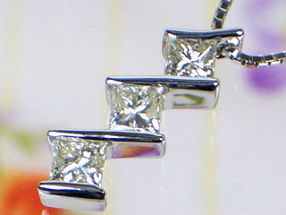 スリーストーンプリンセスカットダイヤモンドペンダントネックレス (K18WG 0.50ct)