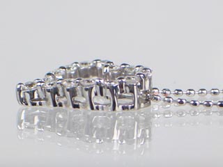 ペンダントトップの横顔も美しい